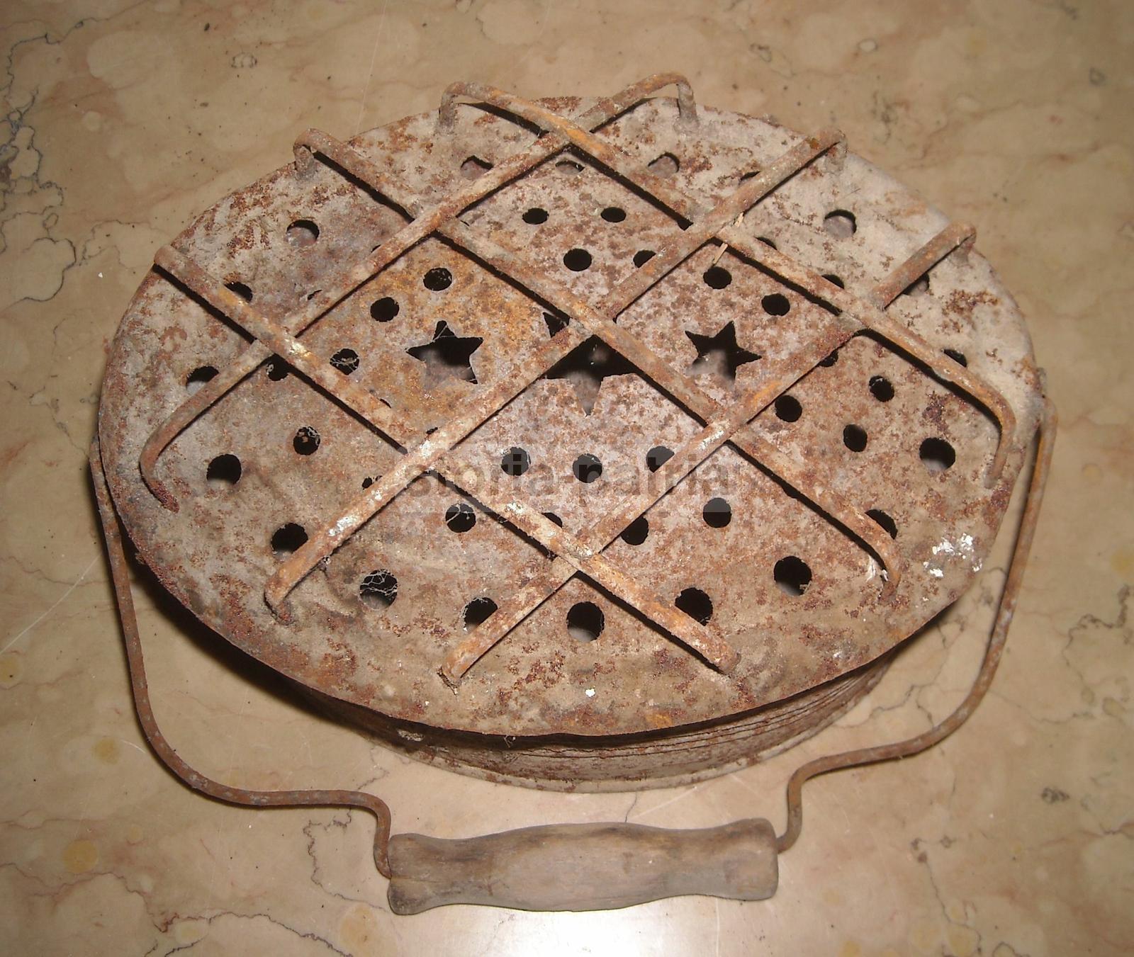 Artigianato Del Ferro, Antico Scaldaletto, Coperchio Traforato, Oggetto Folklorico immagine 7