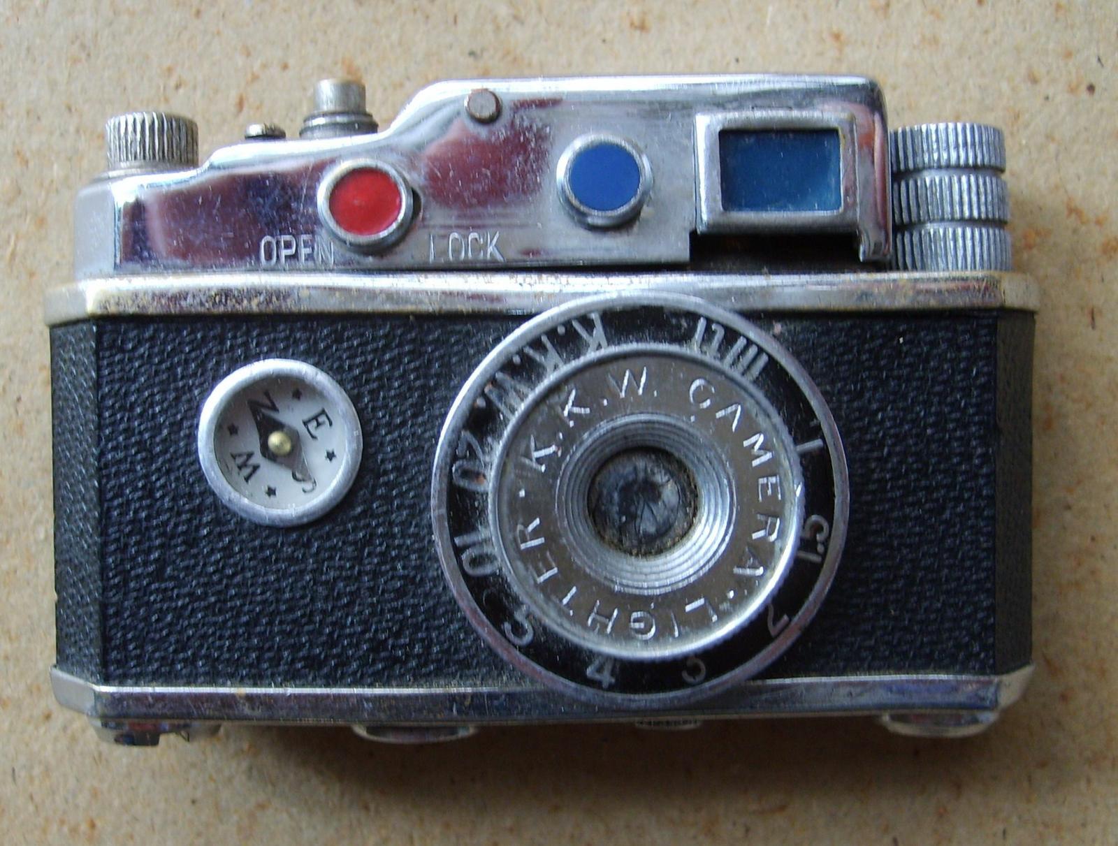 Inusuale Accendino d'Epoca, Da Collezione, Modello Simile A Macchina Fotografica immagine 1